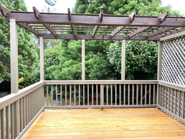 Building Photo - Private Hood River Home