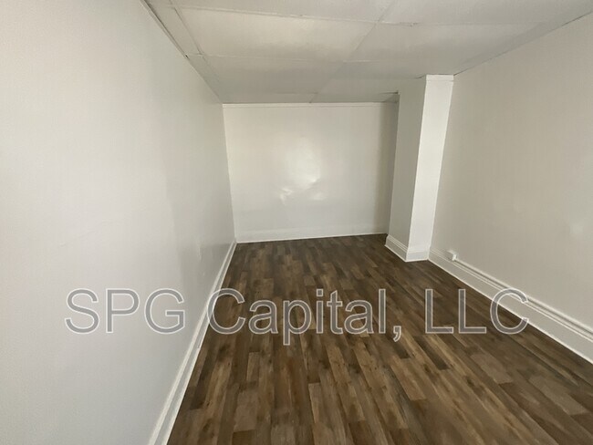 Building Photo - 709 W Princess St