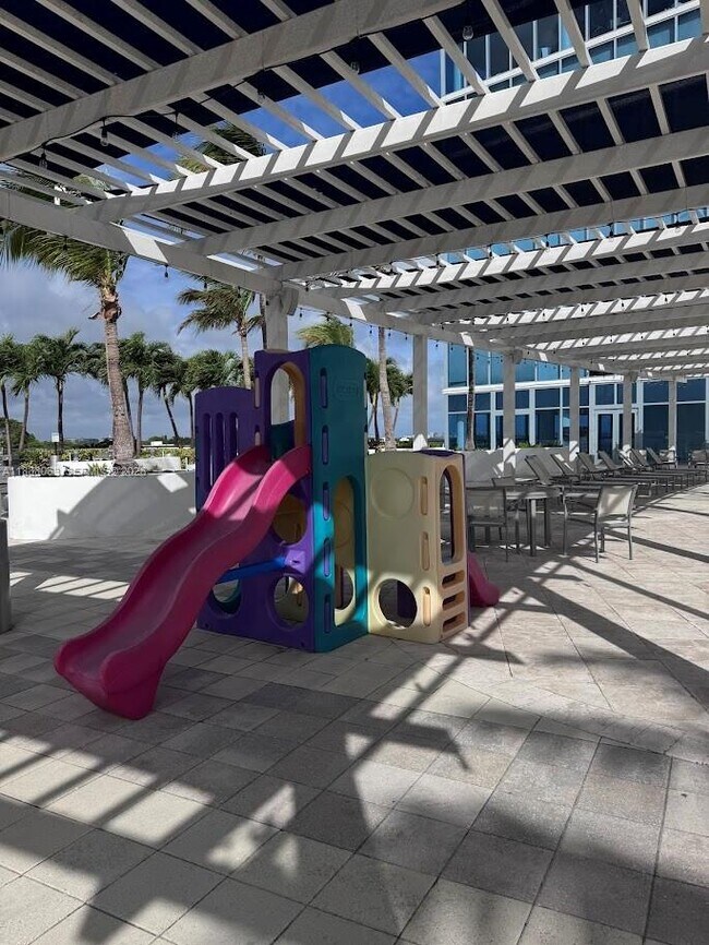 Building Photo - 601 NE 36th St