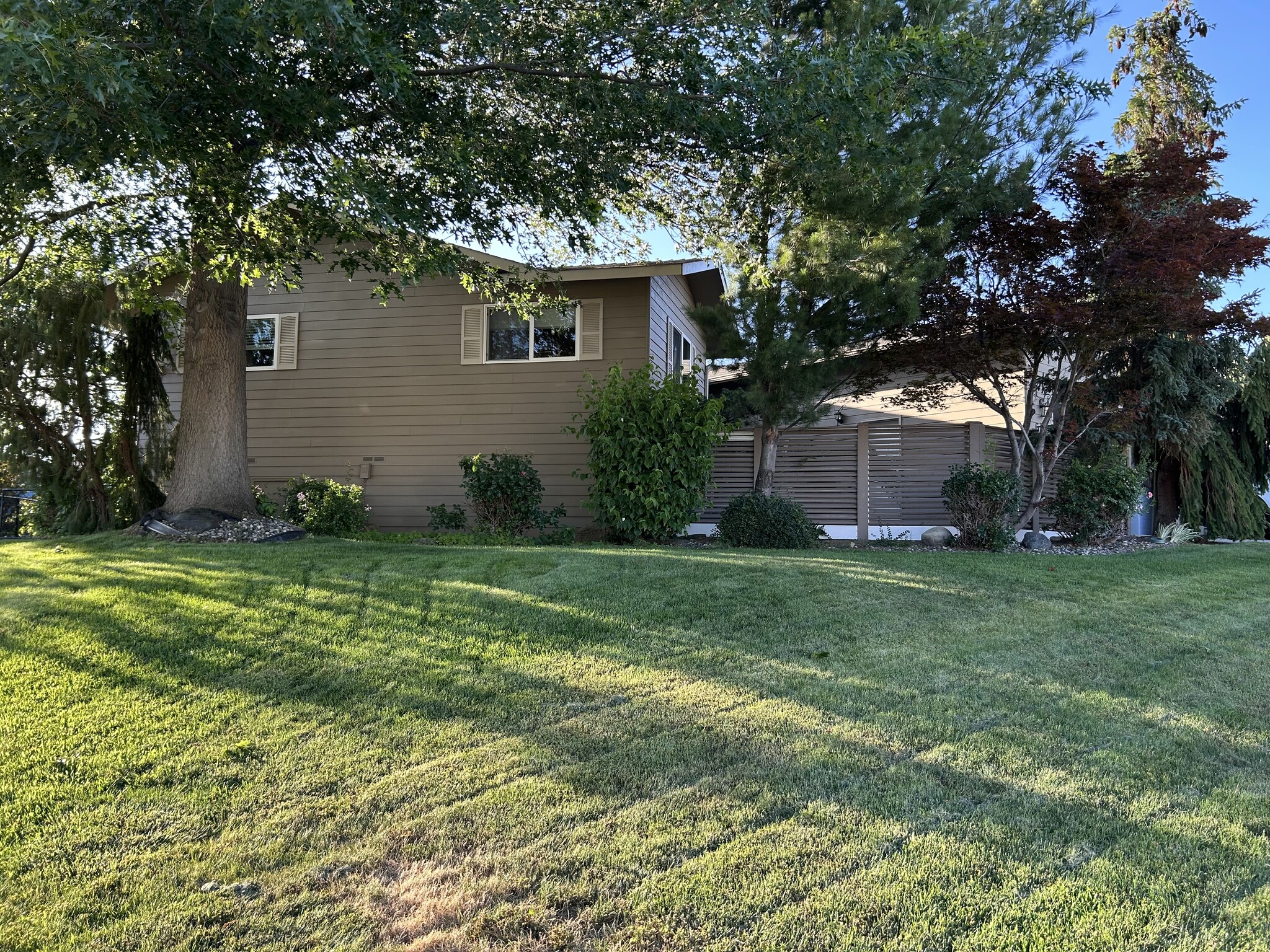 Front Yard - 632 S Lawler Ave