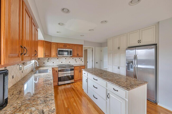 Building Photo - 1658 Grandview Dr