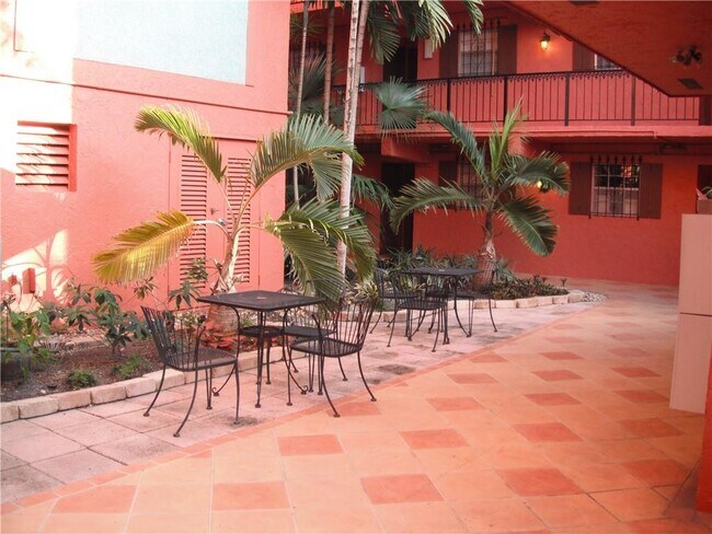 Building Photo - 660 Tennis Club Dr