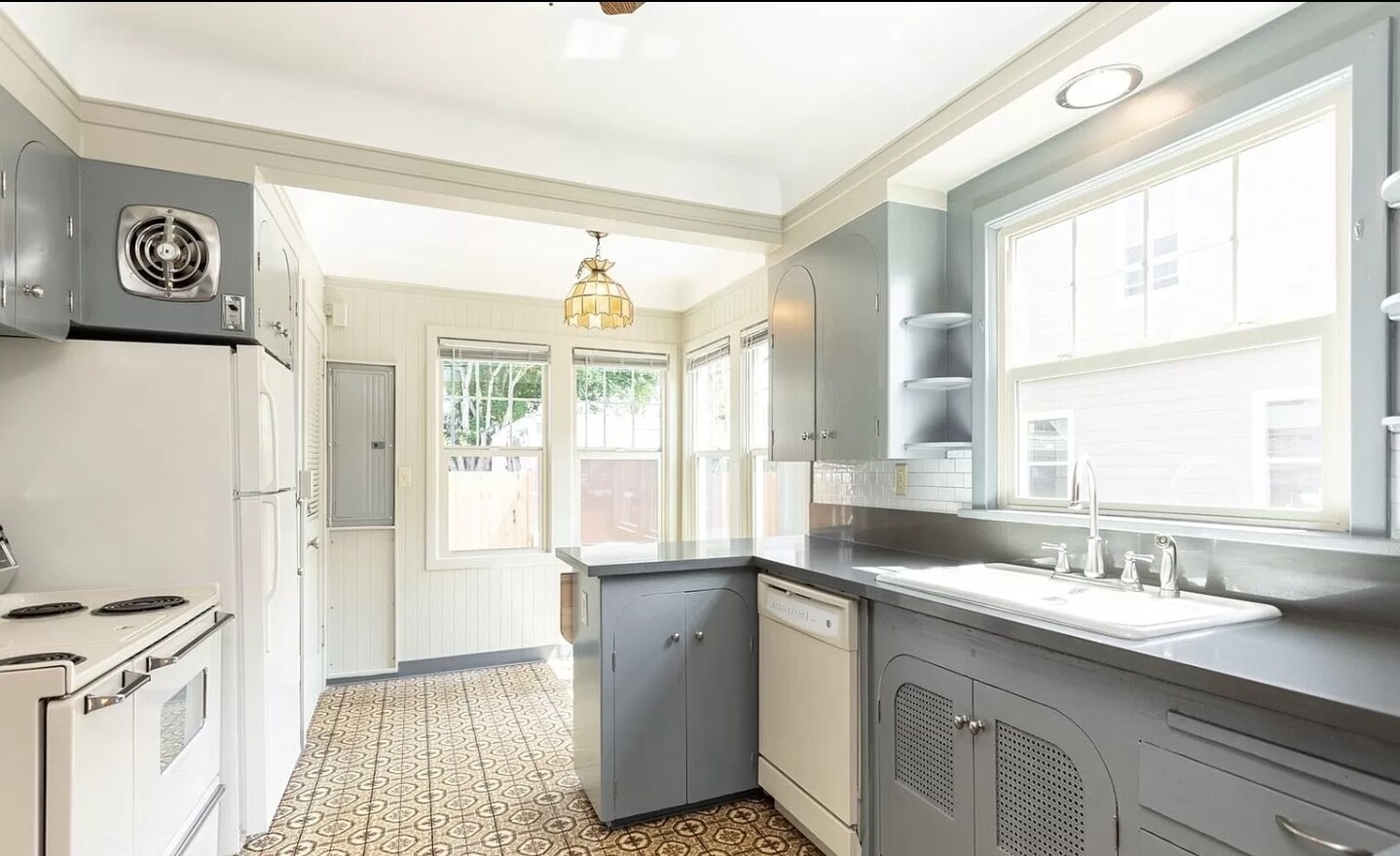 Building Photo - 6613 N Amherst St