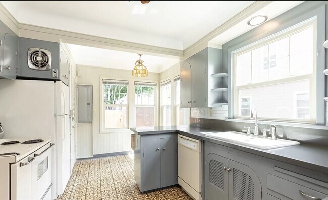 Building Photo - 6613 N Amherst St