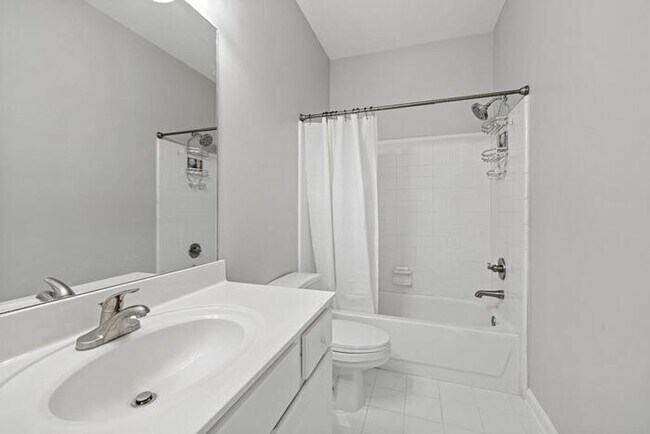 Building Photo - House 4 Beds 2 Baths