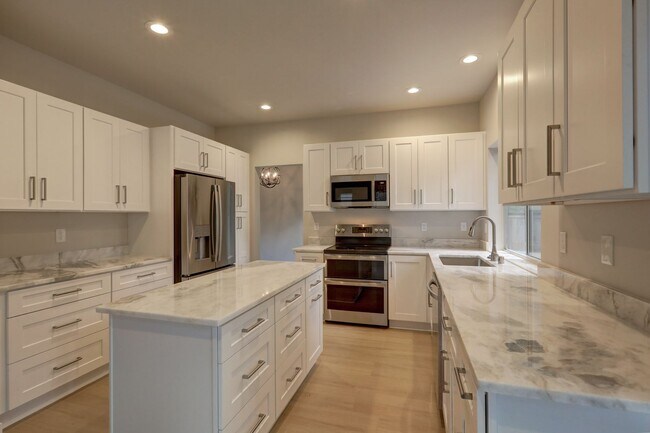 Building Photo - Beautiful 3bd, 2.5ba Home in Klahanie Available!