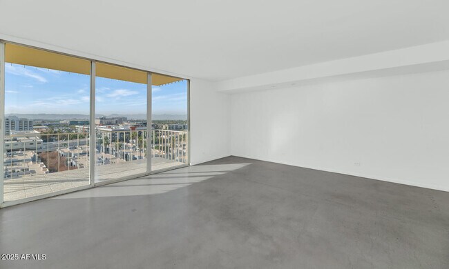 Building Photo - 207 W Clarendon Ave
