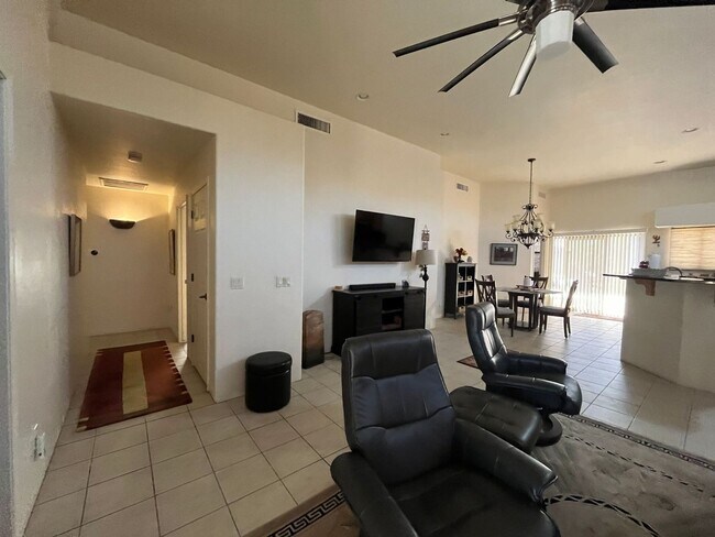 Building Photo - Furnished monthly rental home with long te...