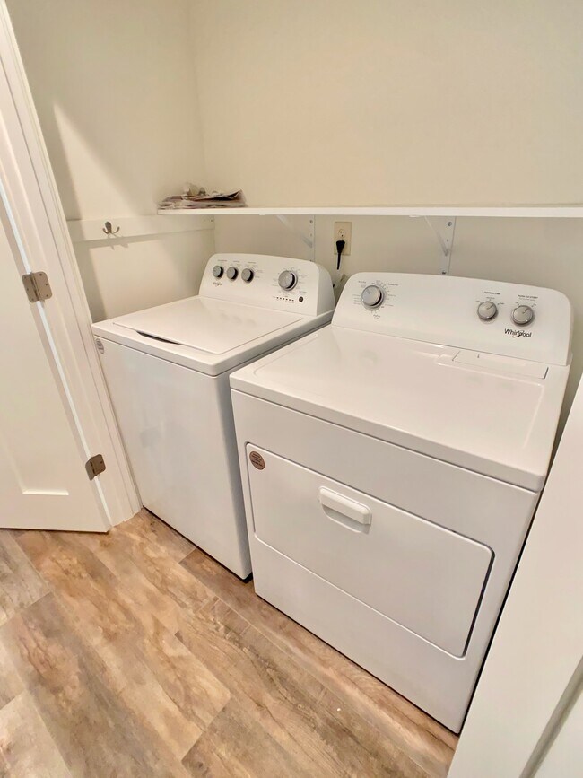 Building Photo - 207 E 4th St