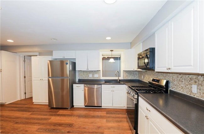 Building Photo - 3052 Riviera Dr