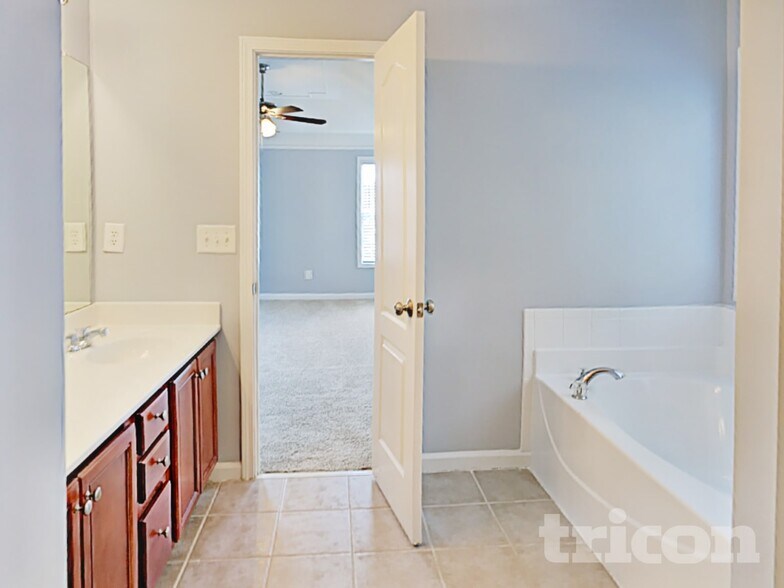 Building Photo - 1228 Saxony Dr SE