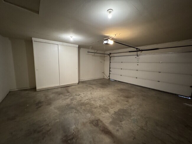 Building Photo - *Half-Off Third Months Rent* Spacious Single-level Home in Newer Milwaukie Neighborhood