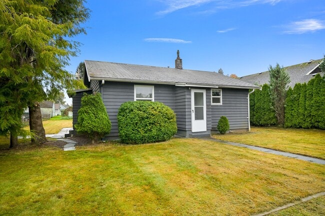 Building Photo - 2 Bedroom, 1 Bathroom Available!