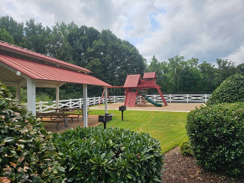 Building Photo - 212 Medford Dr