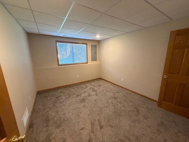 Building Photo - 3 bed 2bath townhome finished basewment , double garage, deck