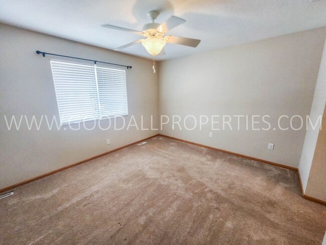 Building Photo - 2 Bedroom 2.5 Bath Townhome In West Des Mo...