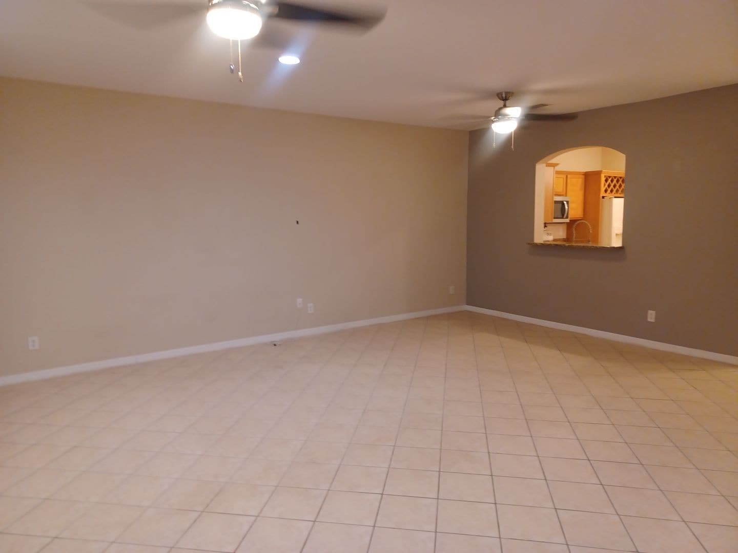 Building Photo - Townhouse with Amenities Galore: 3 BR / 2.5 Bath In The Colonnade Community