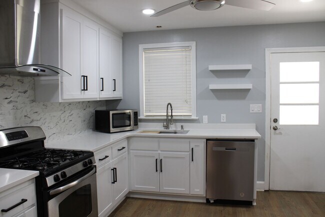 Building Photo - 1404 Woodside Dr W
