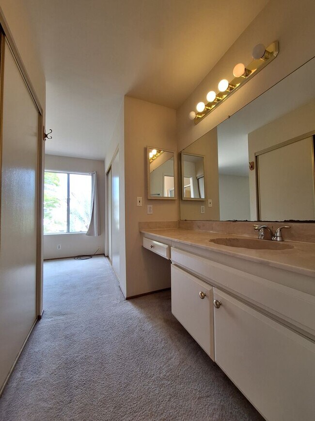 Building Photo - Spacious 4bd Tri-Level Home w/Central Heat...