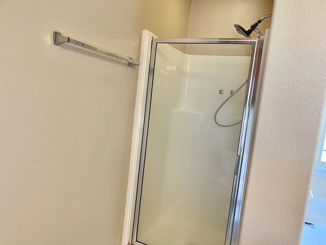 Building Photo - 4 bed 2 bath - Law Enforcement discount.