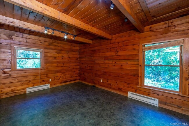 Building Photo - 559 Quaker Hill Rd