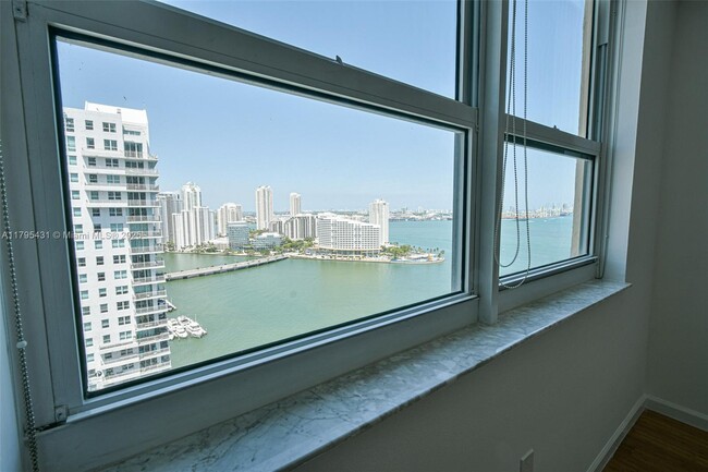 Building Photo - 1155 Brickell Bay Dr