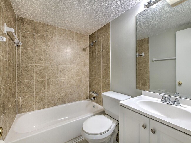 Building Photo - Very nice large 5 bedroom/3 bathroom home ...