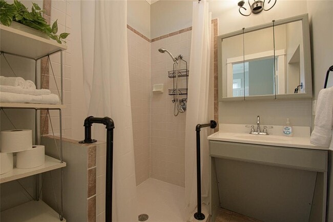 Building Photo - 307 Walnut Dr E