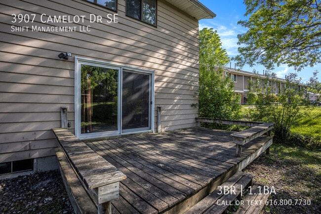 Building Photo - 3907 Camelot Dr SE