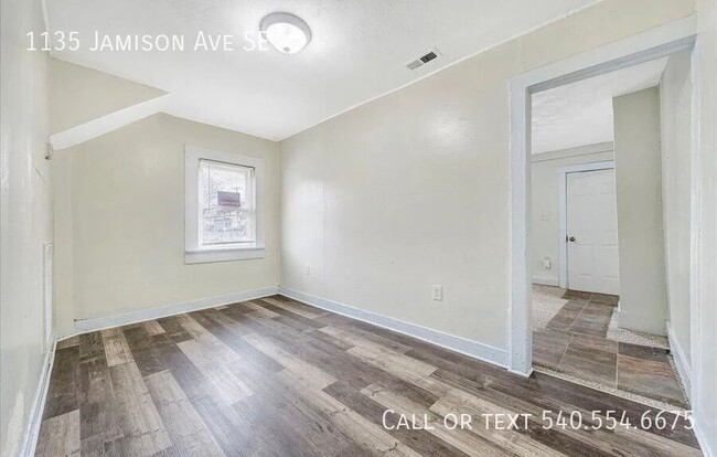 Building Photo - 1135 Jamison Ave SE