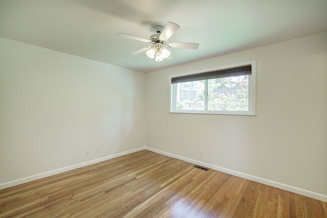 Building Photo - 5Bd/2.25Ba Kirkland Home