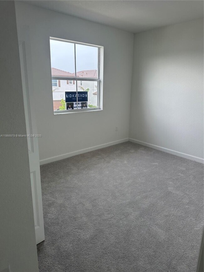 Building Photo - 2464 SE 24th Ave