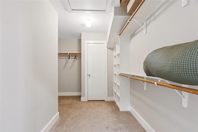Building Photo - 8686 Meadowcroft Dr