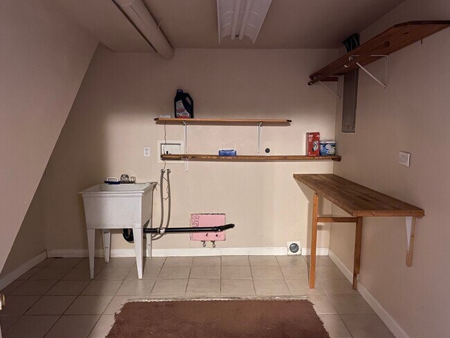 Building Photo - Beautiful 3 bed/2 bath On South Hill!