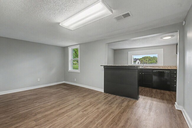 Building Photo - 246 Anderson Rd