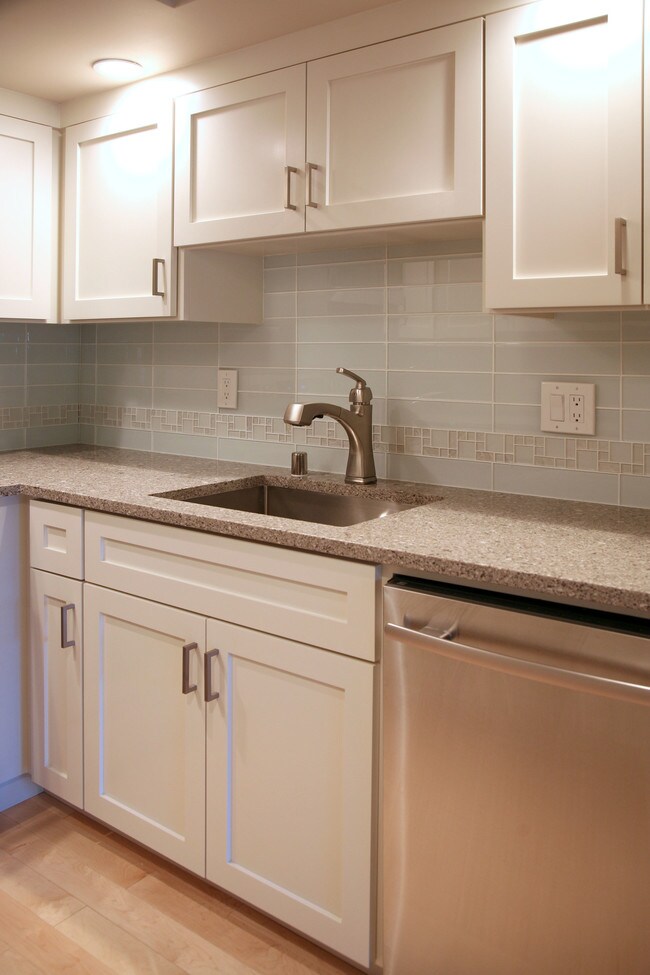 Building Photo - 278 Monroe Dr