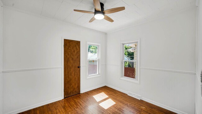 Building Photo - 2 Bedroom 1.5 Bathroom House for Rent!