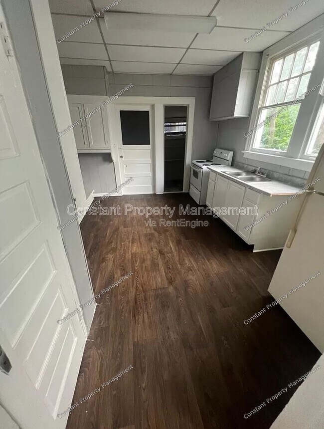 Building Photo - 616 W Poplar St