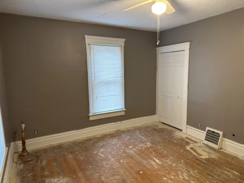 Building Photo - 889 Raymond St