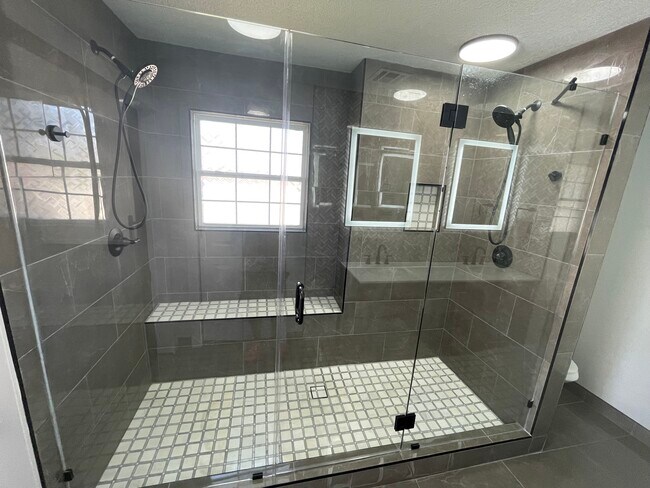 Building Photo - 602 Paradise Way