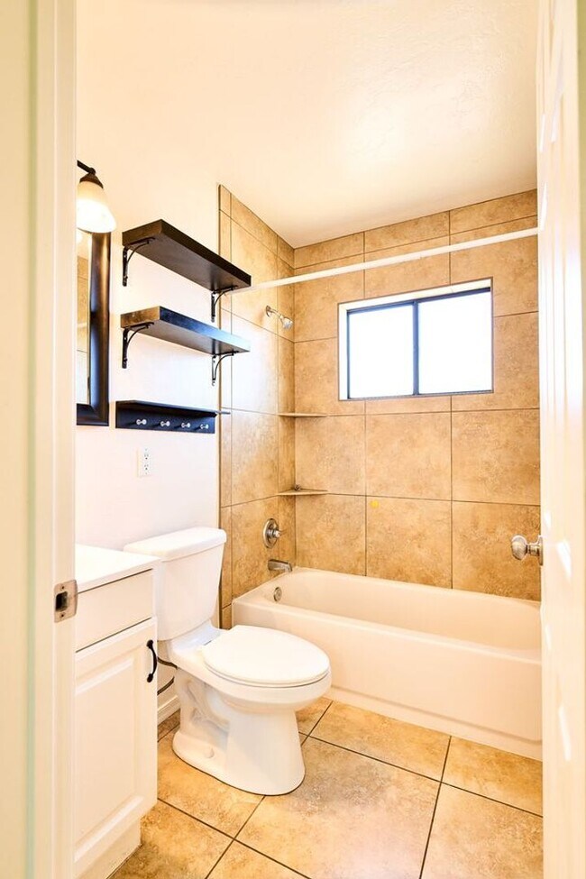 Building Photo - Eastside (Broadway and Wilmot) 3 bedroom, ...