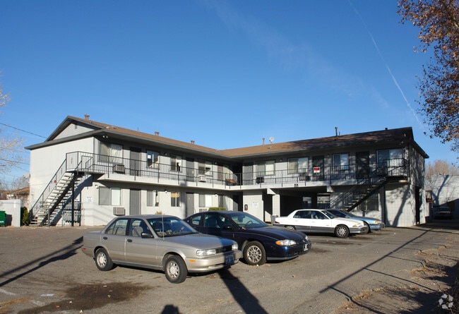 Primary Photo - 325 E Grove St