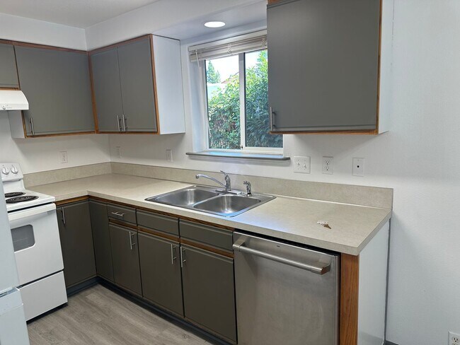 Building Photo - Beautifully updated 3 bedroom, 1 bath house in Eugene!