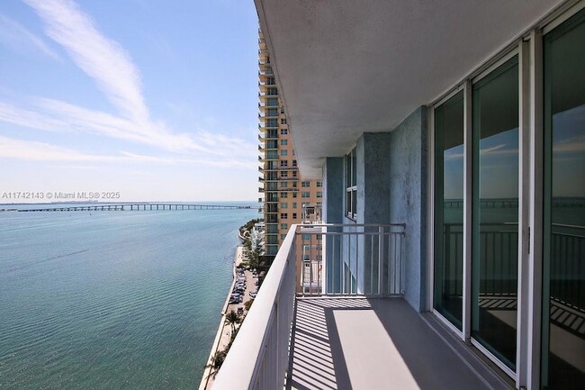 Building Photo - 1111 Brickell Bay Dr