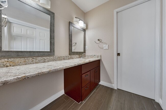 Building Photo - Beautifully Updated 3-Bed Townhome in Carm...