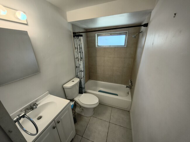 Building Photo - 561 Laura Ln
