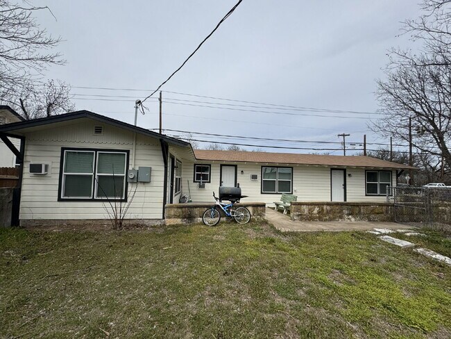Building Photo - Live close to TSU in this 4 bedroom!