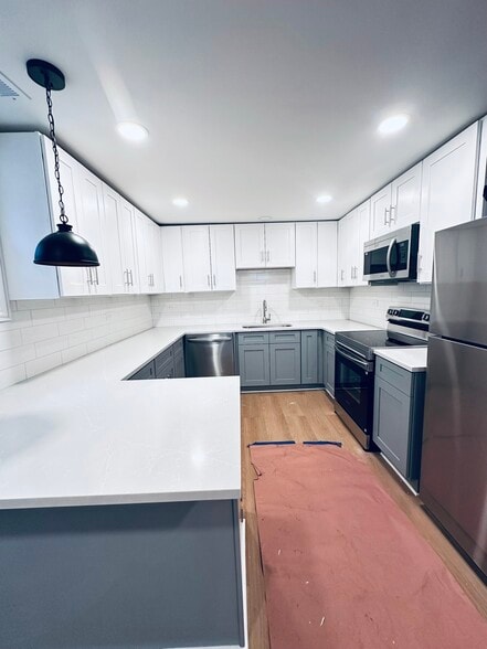 Newly Remodeled 901 Agatite 2 Bd 2 bth - 900 W Montrose Ave