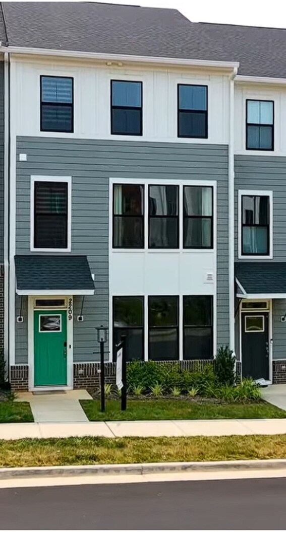 Building Photo - Southwood- Gorgeous style and like new condition with a great location to downtown and the Univer...
