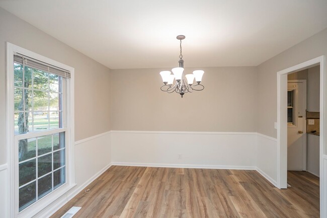 Building Photo - Beautifully Renovated Brentwood Home